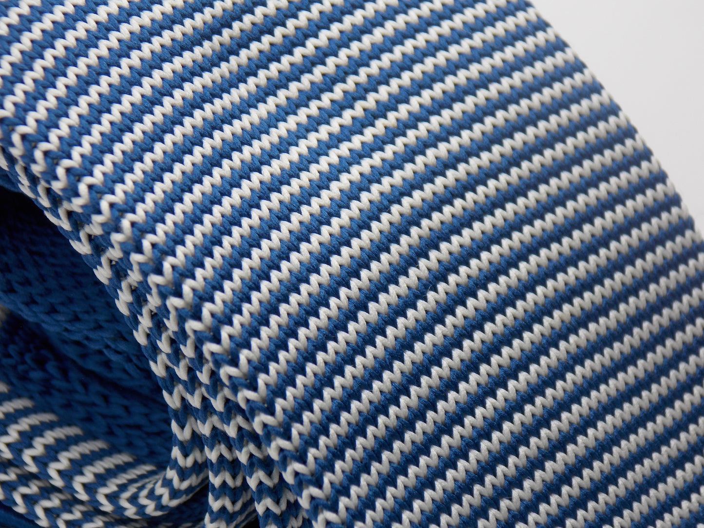CORBATA TEJIDA COLORES BRILLANTES Y DISEÑOS ELEGANTES (POLIESTER)