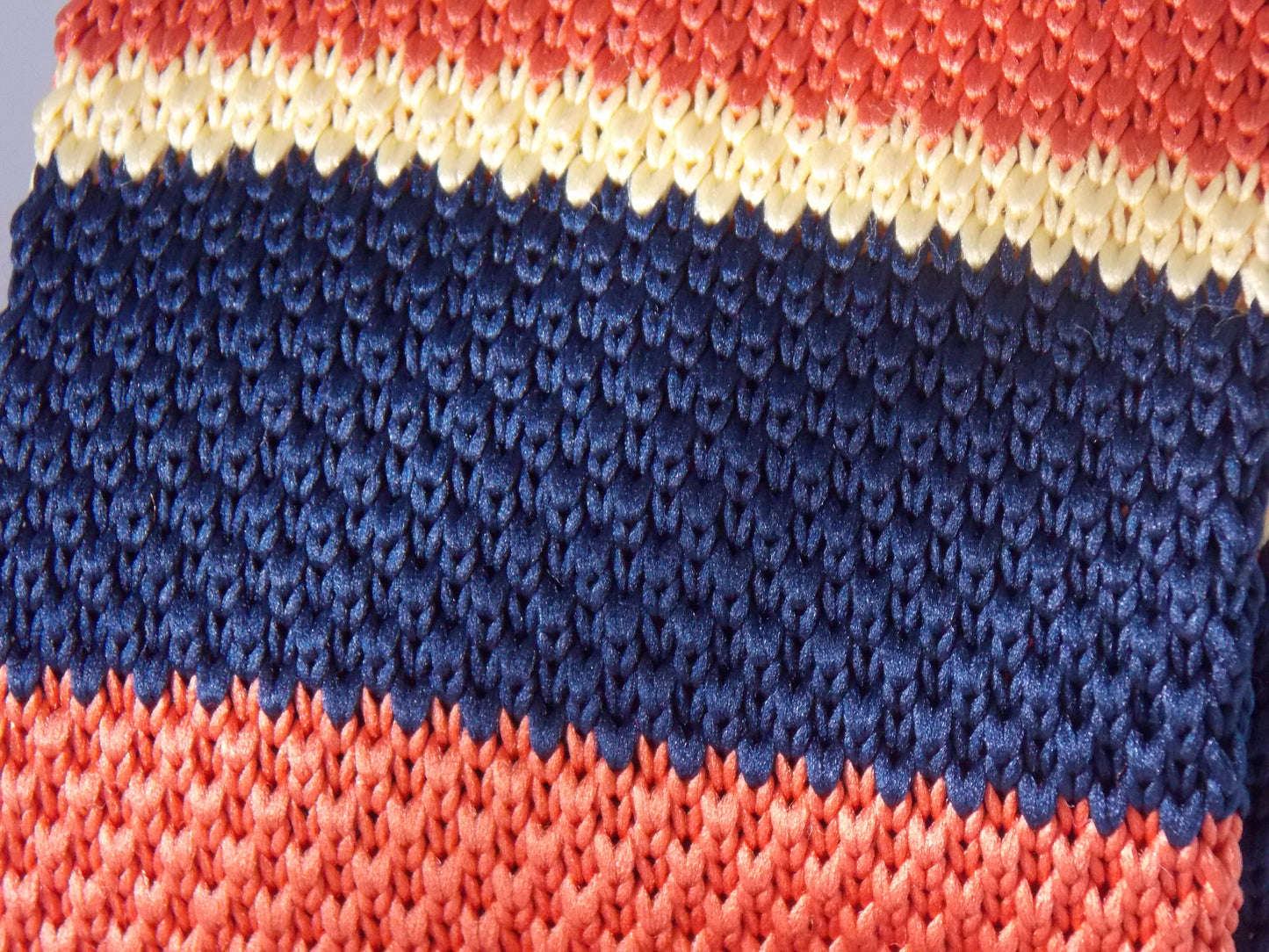 CORBATA TEJIDA COLORES BRILLANTES Y DISEÑOS ELEGANTES (POLIESTER)